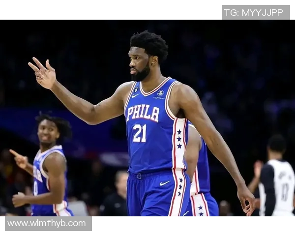 乔尔恩比德如何在NBA赛场上展现统治力与领导才能的精彩瞬间